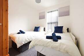 House-sleeps8-parking-garden