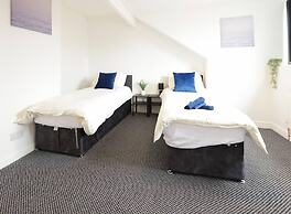 House-sleeps8-parking-garden