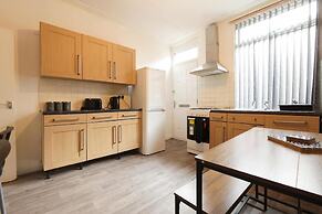 House-sleeps8-parking-garden