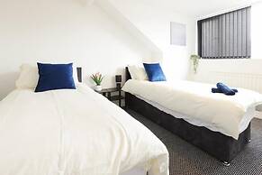 House-sleeps8-parking-garden