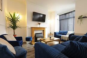 House-sleeps8-parking-garden