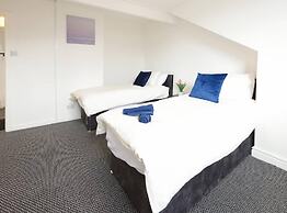 House-sleeps8-parking-garden