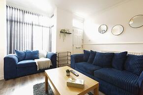 House-sleeps8-parking-garden