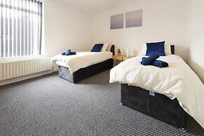 House-sleeps8-parking-garden