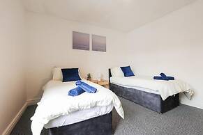 House-sleeps8-parking-garden