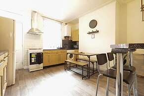 House-sleeps8-parking-garden