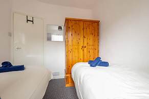 House-sleeps8-parking-garden