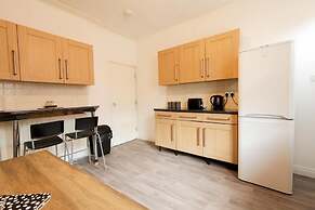 House-sleeps8-parking-garden