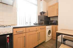 House-sleeps8-parking-garden