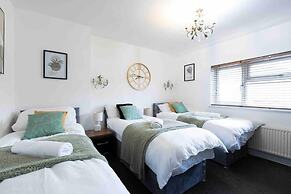 House-sleeps7-parking-garden-petfriendly