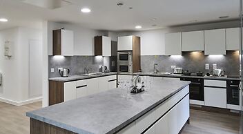 Student Only The Oaks