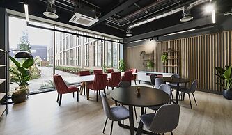 Student Only The Oaks