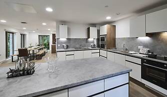 Student Only The Oaks