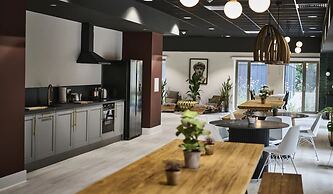 Student Only The Oaks