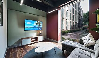 Student Only The Oaks