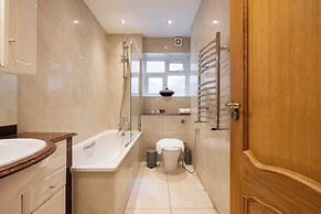 Peaceful Canal-Side Flat in Dalston
