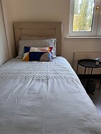 Modern Apartment-sleeps6-parking-seft Check in