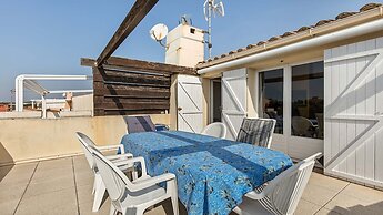 Seaside Family Apartment in Agde