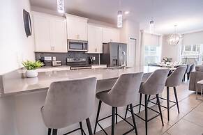 8967 CC - Cozy 5 Bed Home With Private Pool