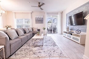 8967 CC - Cozy 5 Bed Home With Private Pool