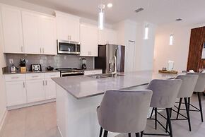 2489 RT - Ultimate Townhome Oasis With Pool