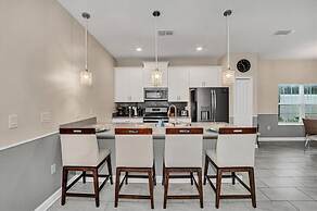 5021 WA - Stunning Townhome With Private Pool