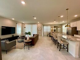 8949 CB - Exquisite Luxury Home With Pool Retreat