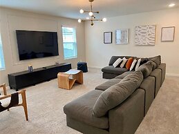 8949 CB - Exquisite Luxury Home With Pool Retreat