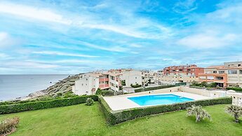 Waterfront Retreat With Balcony