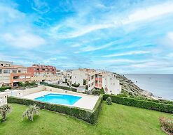 Waterfront Retreat With Balcony