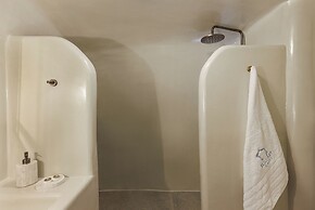 Lunar Sea Suite Hot-tub & Caldera View