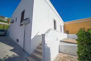 Cesarea & Marisole House With Sea View