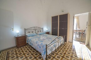 Cesarea & Marisole House With Sea View