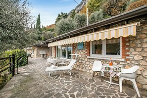 Blu Lavanda Lakeview Terrace + Garden