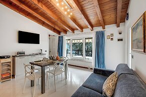 Blu Lavanda Lakeview Terrace + Garden