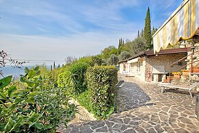 Blu Lavanda Lakeview Terrace + Garden
