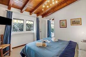 Blu Lavanda Lakeview Terrace + Garden