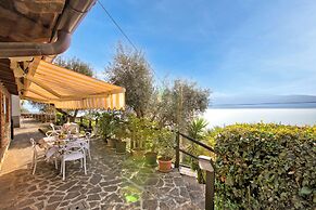 Blu Lavanda Lakeview Terrace + Garden