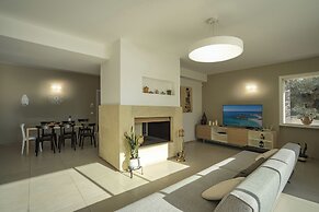 Villa Torricella With Sunny Garden