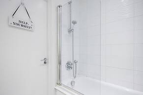 Basildon - 2-bed - Sleeps 5 - Near Train Station