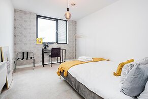 Basildon - 2-bed - Sleeps 5 - Near Train Station