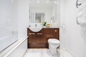 Basildon - 2-bed - Sleeps 5 - Near Train Station