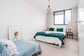 Basildon - 2-bed - Sleeps 5 - Near Train Station