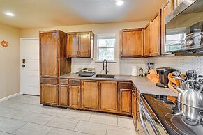 < 1 Mi to Frost Bank Center: Home w/ Deck + Grill!