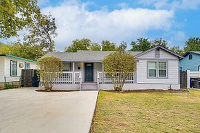 < 1 Mi to Frost Bank Center: Home w/ Deck + Grill!