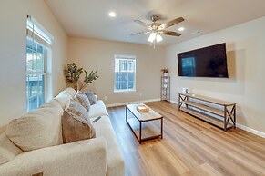 < 1 Mi to Frost Bank Center: Home w/ Deck + Grill!