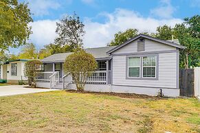 < 1 Mi to Frost Bank Center: Home w/ Deck + Grill!