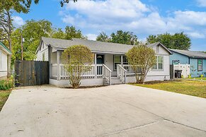 < 1 Mi to Frost Bank Center: Home w/ Deck + Grill!