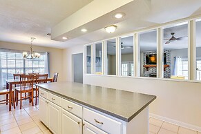 Sunny Retreat w/ Hot Tub in Fort Walton Beach!