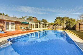 Sunny Retreat w/ Hot Tub in Fort Walton Beach!
